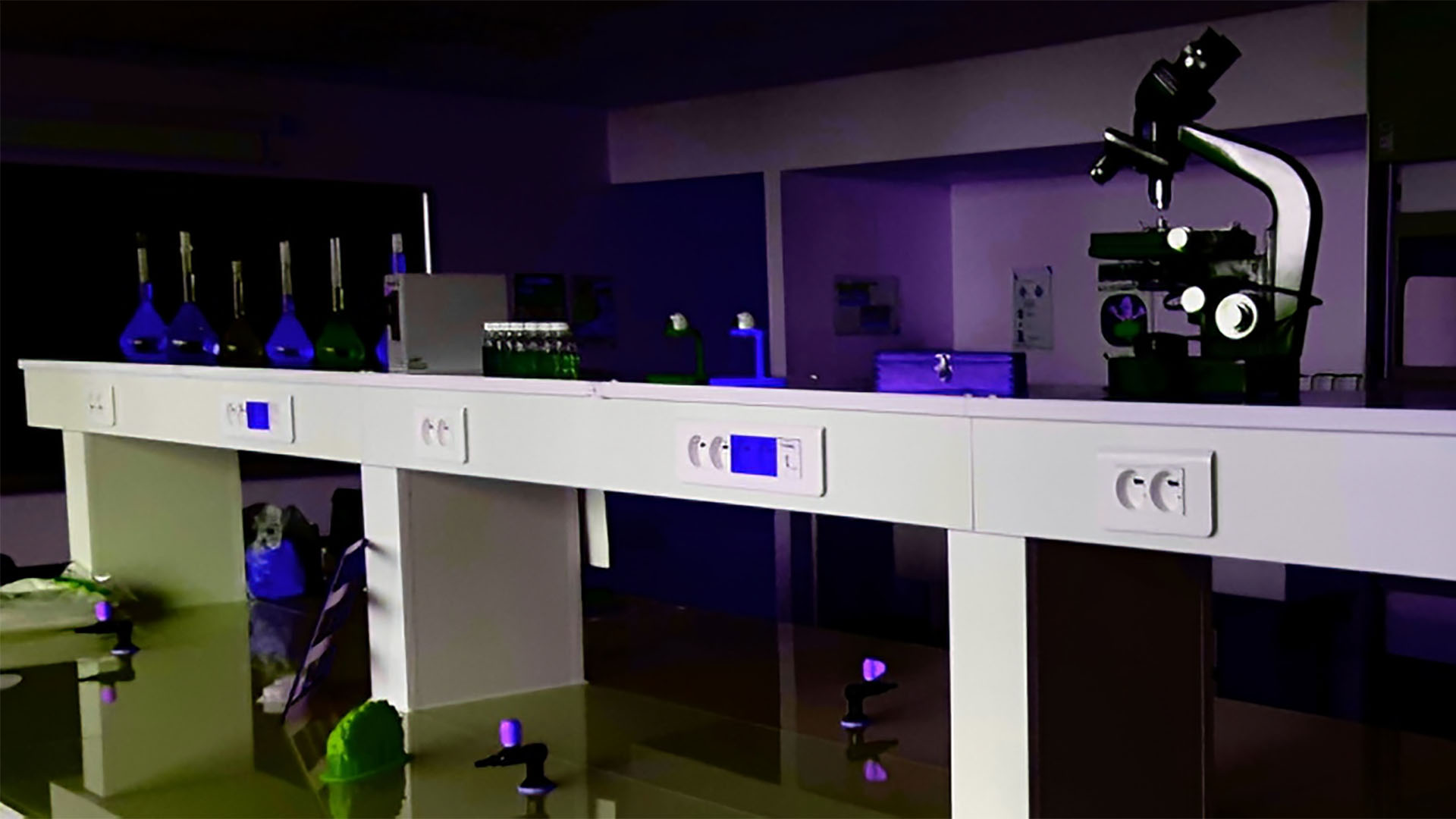 Photographie d'un microscope dans un laboratoire.