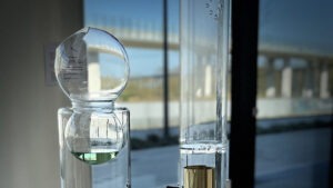 Dispositif en verre contenant des parfums. Illustration de la visite "Sentir pour ressentir la transformation de l’eau en Hydrogène" par le CNRS.