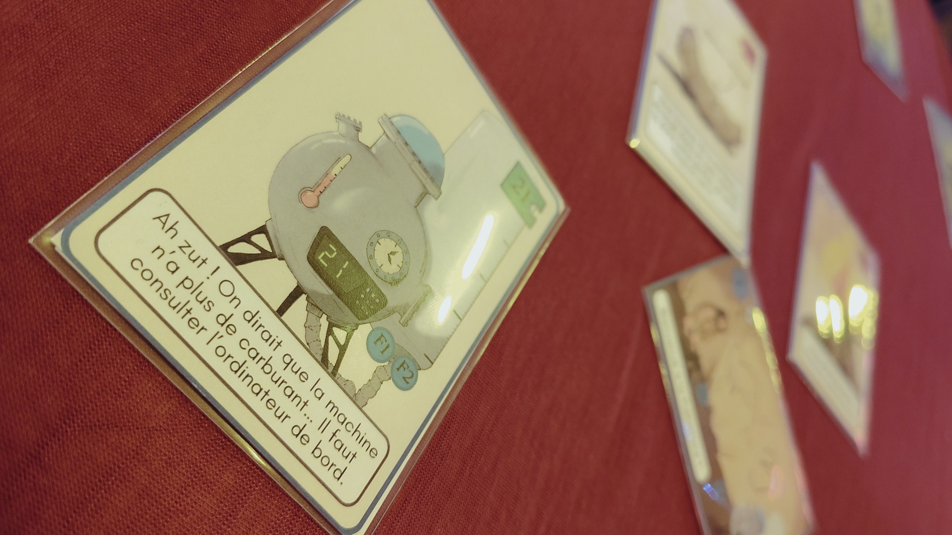 Photographie d'un jeu de carte expliquant les propriétés de la lumière par Mattheus Burkhard et Antoine Covolo.